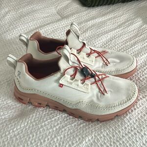 On cloud tennis shoes